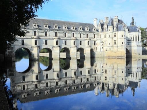 Chateau Chenonceau-and-peaceful-river-reflection